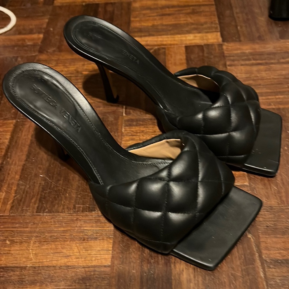 Bottega Véneta 37.5 black quilted mule